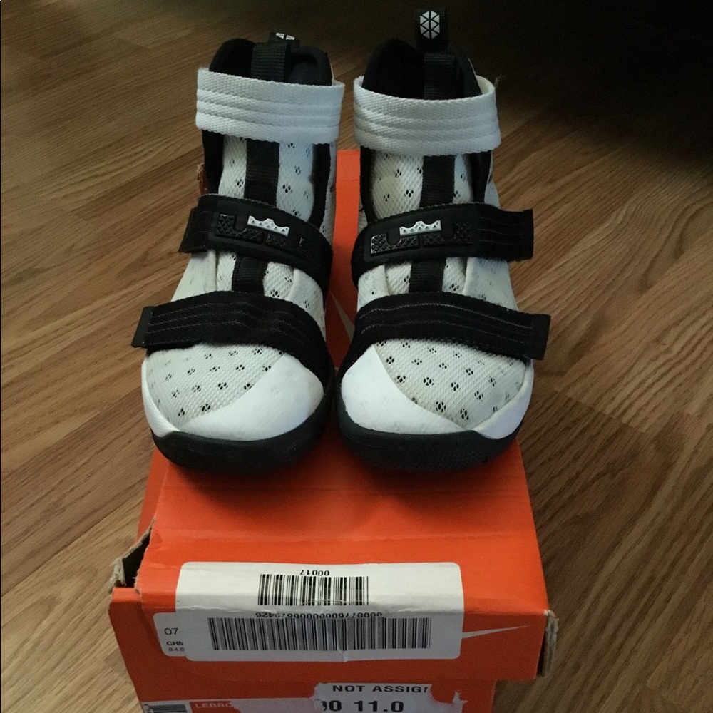 Boys LeBron Soldier 10